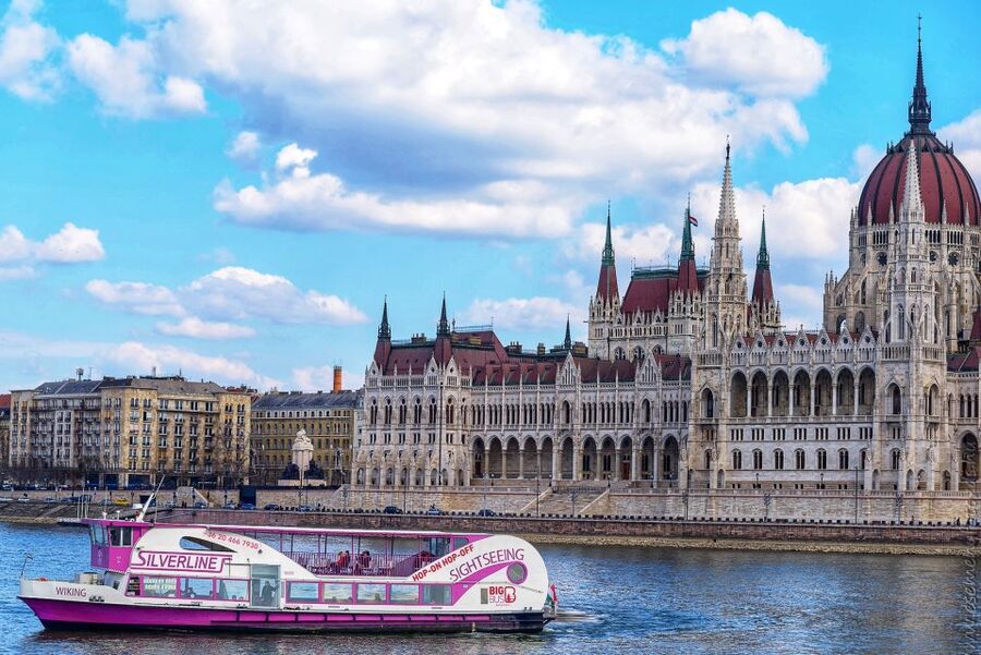 Budapest: Sightseeing Tour by Boat - National Theatre and Margaret Bridge