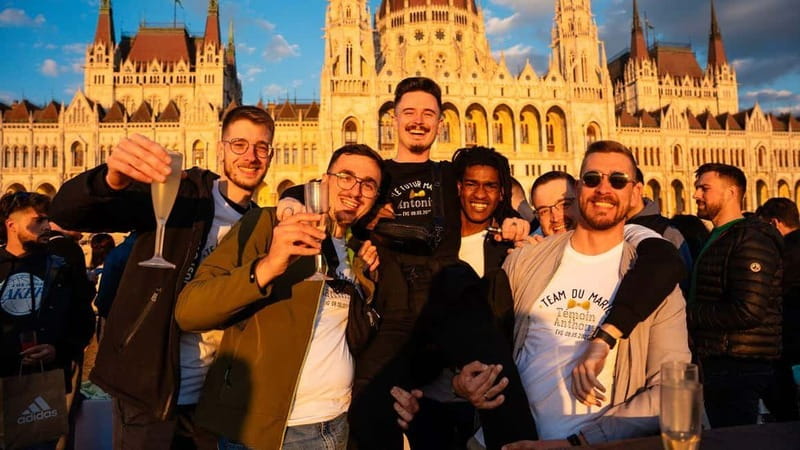 Budapest: Sip and Sail River Cruise with Unlimited Prosecco - Choosing between the quiet area and the party mood