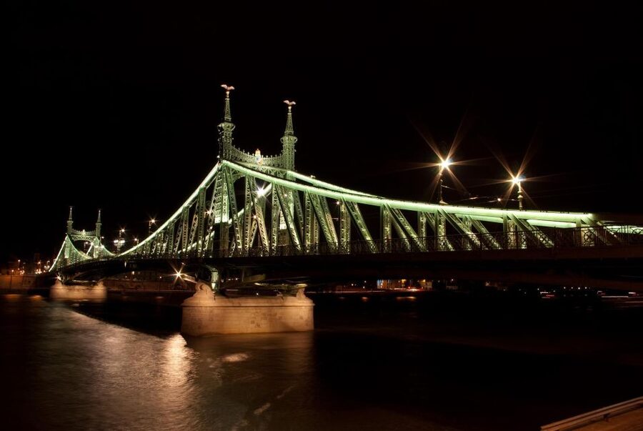 Budapest: Unlimited Prosecco and Wine Sightseeing Cruise - The Danube sights, one by one