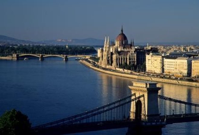 Budapest: Unlimited Prosecco, Beer & Aperol Spritz Cruise - Choosing your seat inside the boat