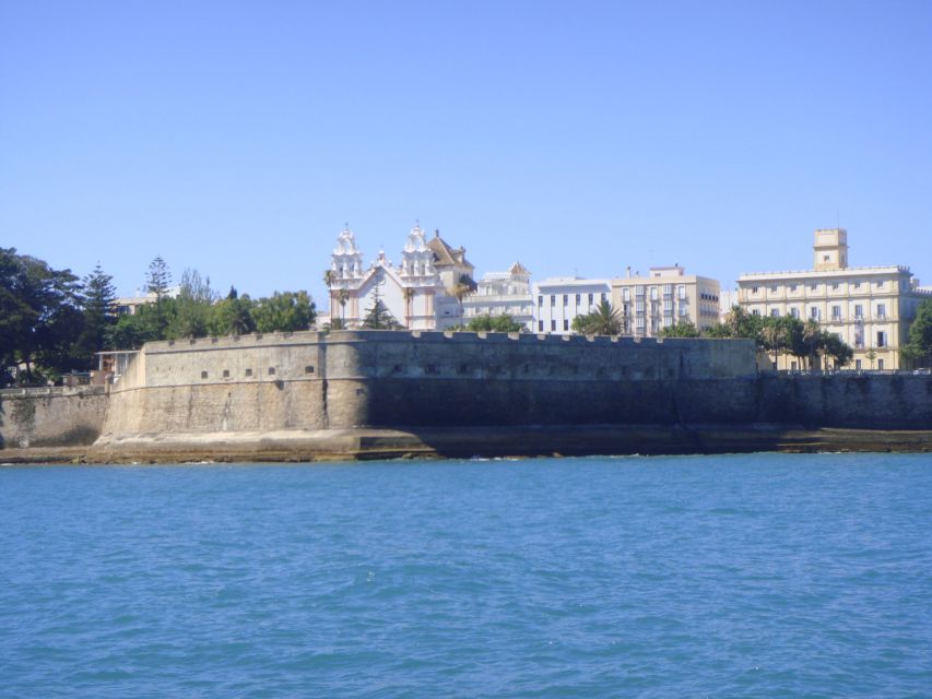 Cádiz: Bay of Cádiz Catamaran Tour with Host - Who will enjoy this 75-minute boat ride?