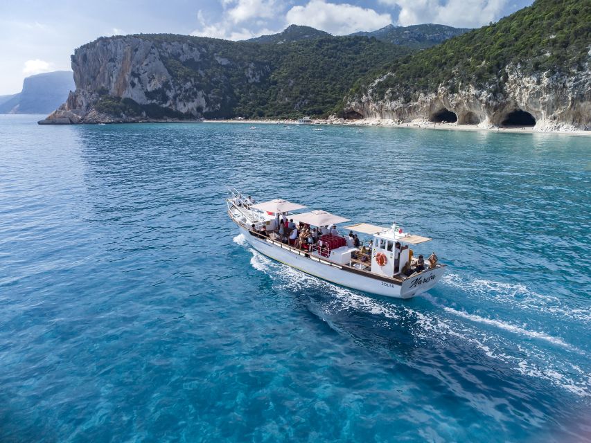 Cala Gonone: Boat ride to Cala Luna beach - The boat setup and crowd question