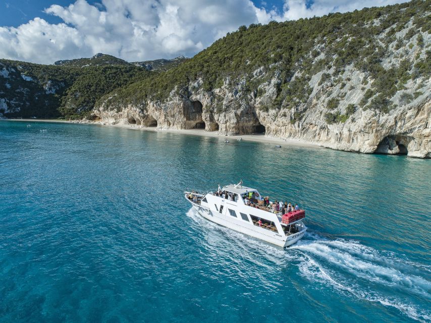Cala Gonone:Cruise in the Gulf of Orosei with Cala Goloritzé - Cala Mariolu, usually the first big reward