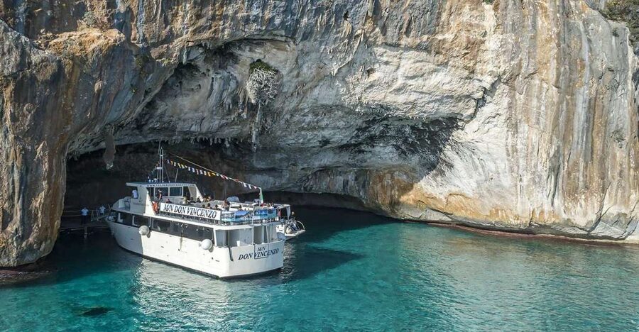 Cala Gonone: Grotta del Bue Marino and Cala Luna Boat Tour - Cala Luna gives the tour its relaxed half