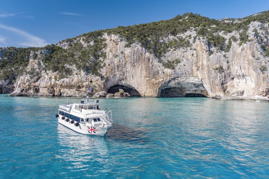 Cala Gonone: Grotta del Bue Marino and Cala Luna Boat Tour - The 800-meter route inside the cave