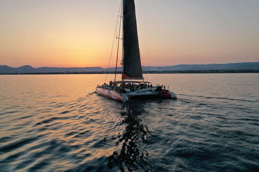 Cambrils: Sunset Catamaran Cruise & Drinks w/ Sunbed - A sunset cruise with a swim in the Costa Dorada