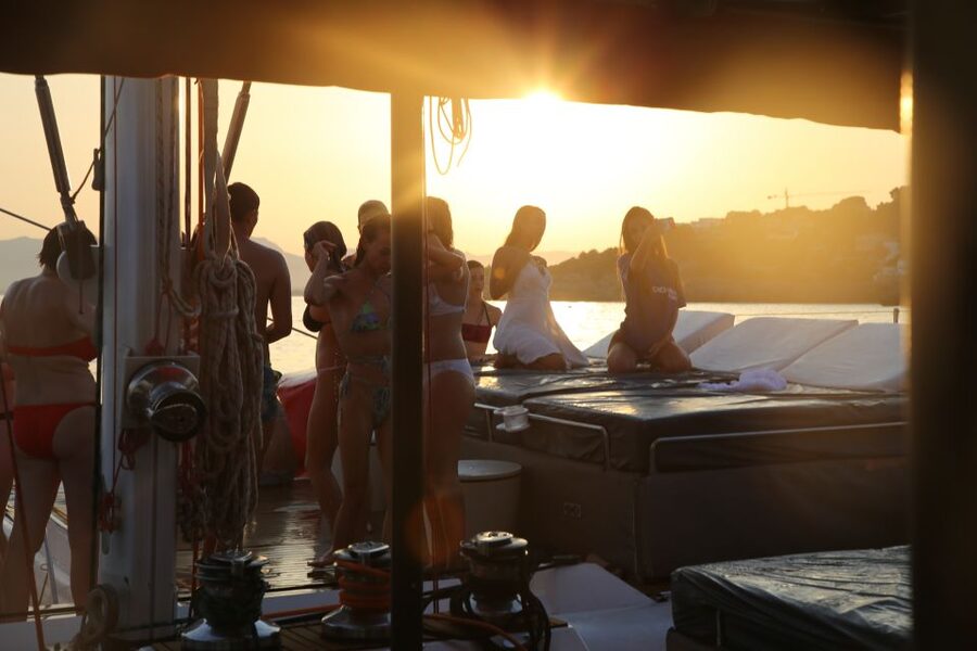 Cambrils: Sunset Catamaran Cruise & Drinks w/ Sunbed - Drinks, music, and the evening mood
