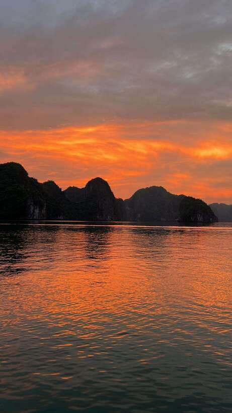 Cat Ba : Lan Ha Bay Bioluminescent Plankton Kayak Boat Tour - Cruising past the Floating Fisherman Village
