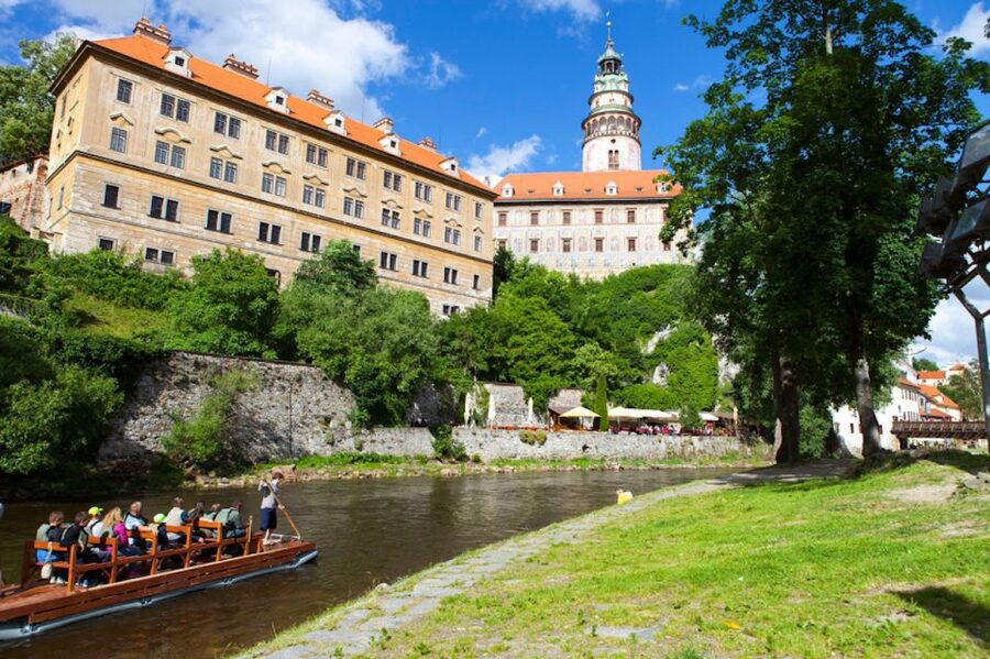 Český Krumlov: Wooden Raft River Cruise - The Krumlovské Benátky drink stop