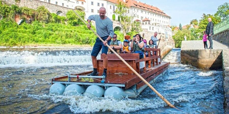 Český Krumlov: Wooden Raft River Cruise - The route past the synagogue, church, and old town