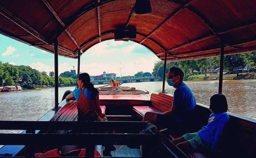 Chiang Mai: Mae Ping River Cruise & Optional Transfer - Khao soi, pad Thai, herbal drinks, and ice cream