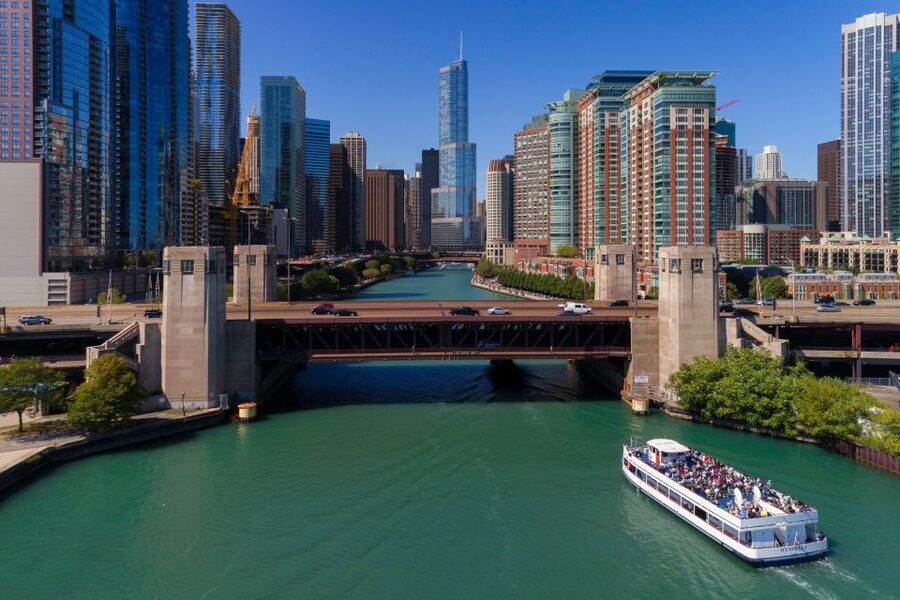 Chicago: 45-Minute Family-Friendly Architecture River Cruise - Food, drinks, and the onboard bar