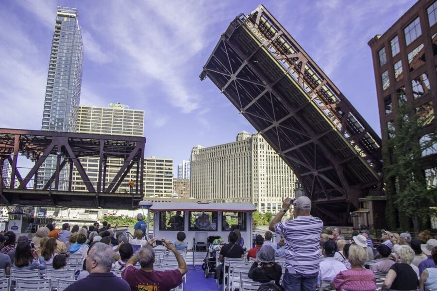 Chicago: 45-Minute Family-Friendly Architecture River Cruise - Boarding near the Wrigley Building