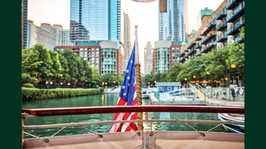 Chicago: Architecture Boat Tour with Drinks - Drinks, seating, and comfort on the water