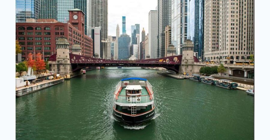 Chicago: Architecture Boat Tour with Drinks - Who should book this Chicago river tour?