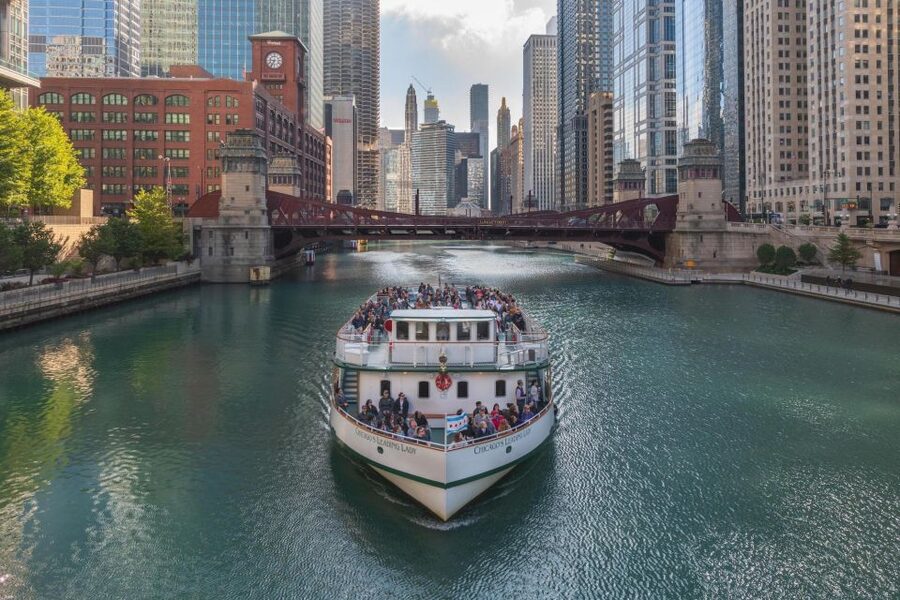Chicago: Architecture Center Cruise on Chicago's First Lady - Thirteen bascule bridges and the mechanics of the river