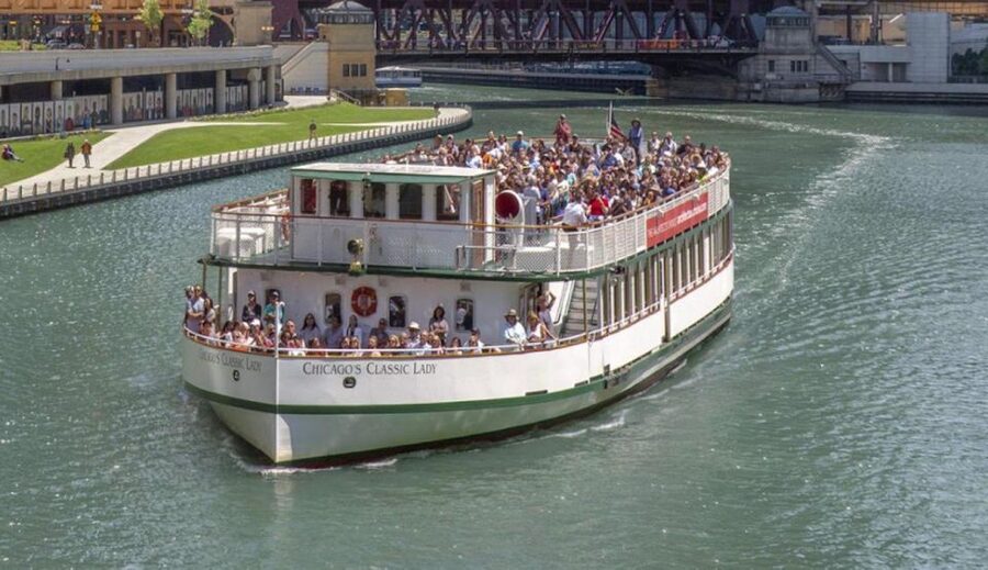 Chicago: Architecture Center Cruise on Chicago's First Lady - Open-air seating, covered comfort, and onboard snacks
