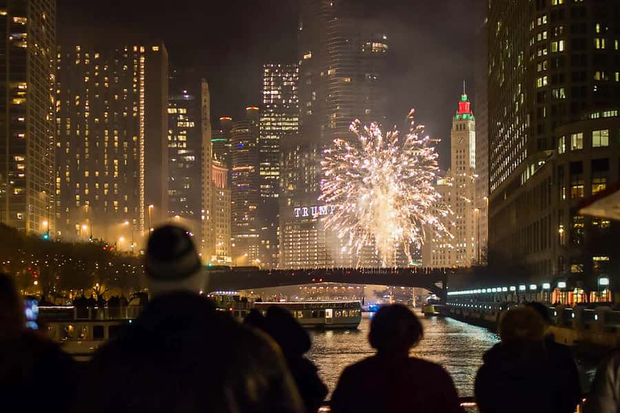 Chicago: Fireworks Cruise with Lake or River Viewing Options - Wolf Point and the downtown architecture