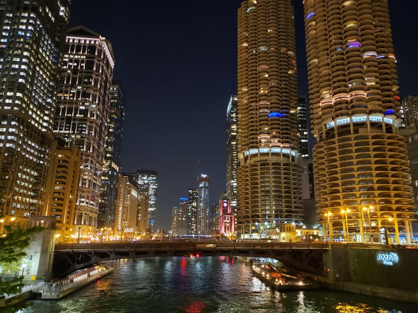 Chicago River: 1.5-Hour Guided Architecture Cruise - Food, drinks, and small comforts