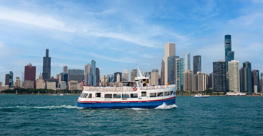 Chicago: Shoreline Lake Michigan Skyline Cruise - Finding the boat at Navy Pier