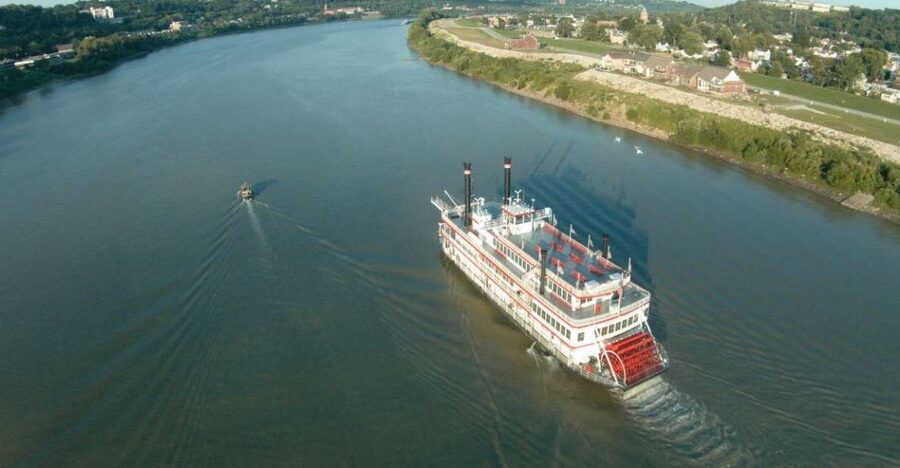 Cincinnati: Historic Sightseeing Cruise - Following the narration through Cincinnati’s past