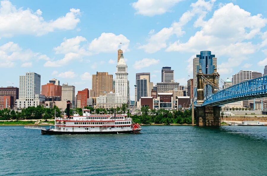 Cincinnati: Historic Sightseeing Cruise - Music, banjo, and the mood on board
