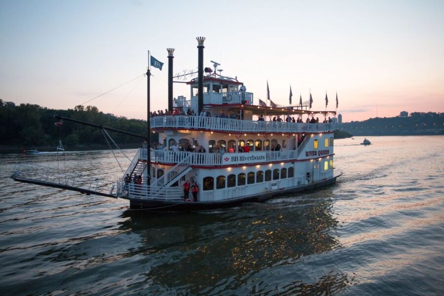 Cincinnati: Ohio River Cruise with Buffet Dinner - What appears on the buffet
