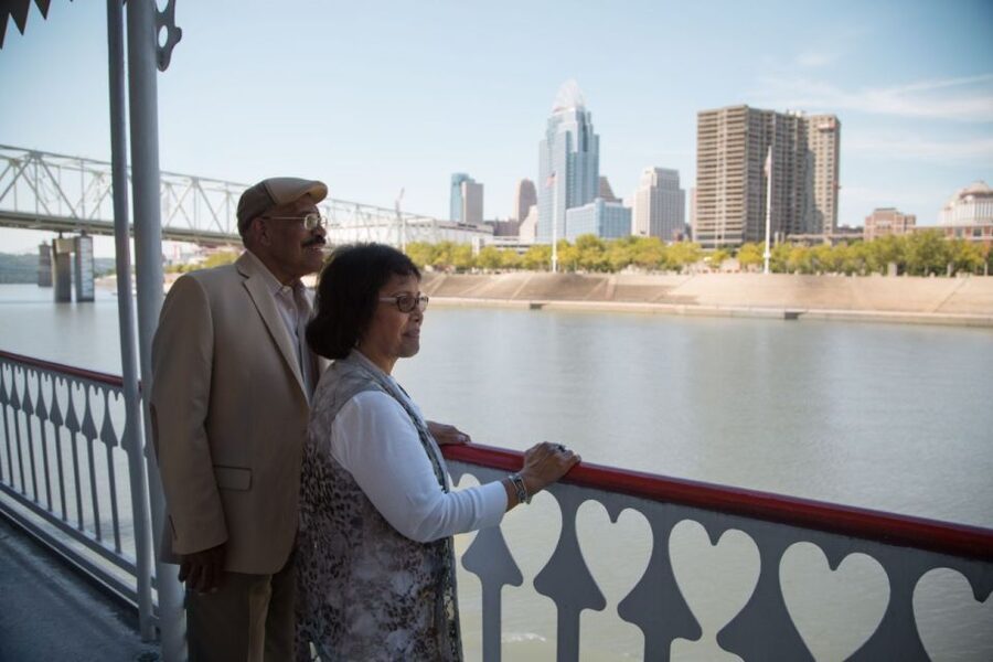 Cincinnati: Ohio River Cruise with Buffet Dinner - Reserved tables, service, and the dining room
