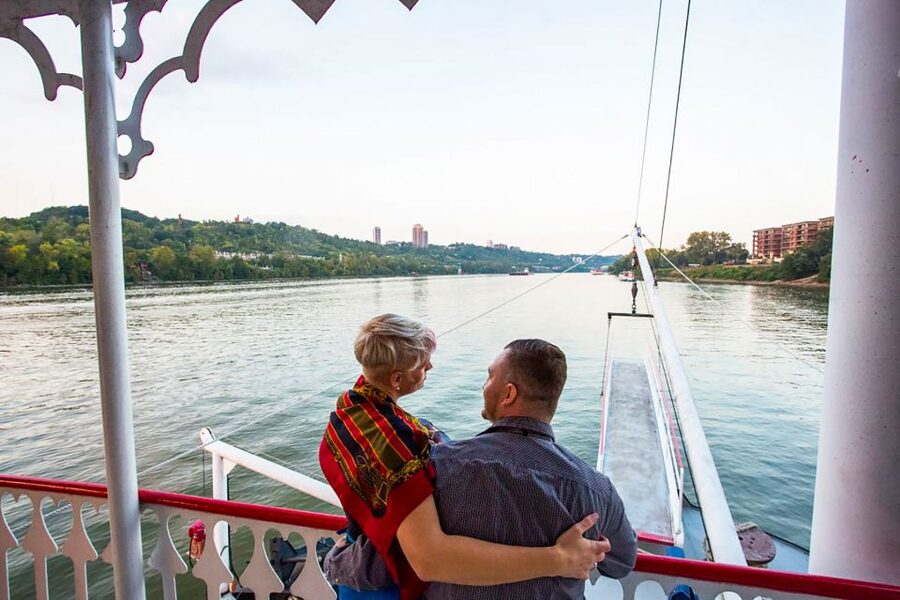 Cincinnati: Riverboat Cruise with Lunch and Entertainment - Should you book the Cincinnati riverboat lunch cruise?
