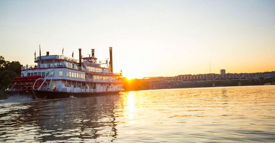 Cincinnati: Riverboat Cruise with Lunch and Entertainment - Lunch starts before the boat gets far