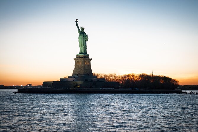 Circle Line: 2hr - New York City Harbor Lights Cruise - Food, drinks, bathrooms, and comfort onboard