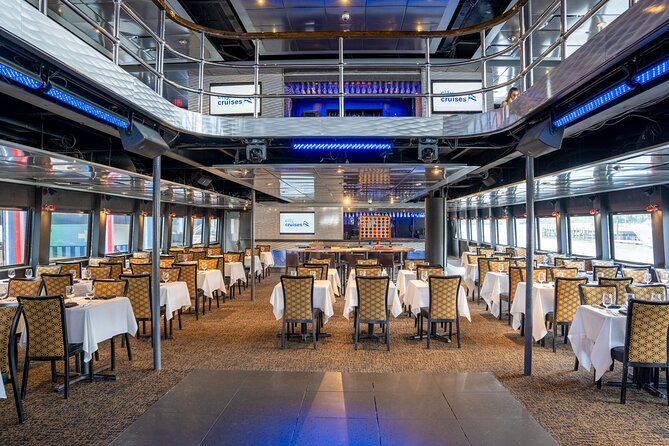City Cruises New York: Signature Dinner Cruise - Music, dancing, and the mood onboard