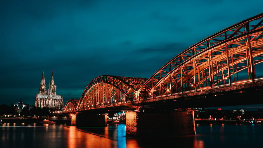 Cologne: Rhine River Winter Cruise with Festive Music - Choosing your seat and handling winter weather