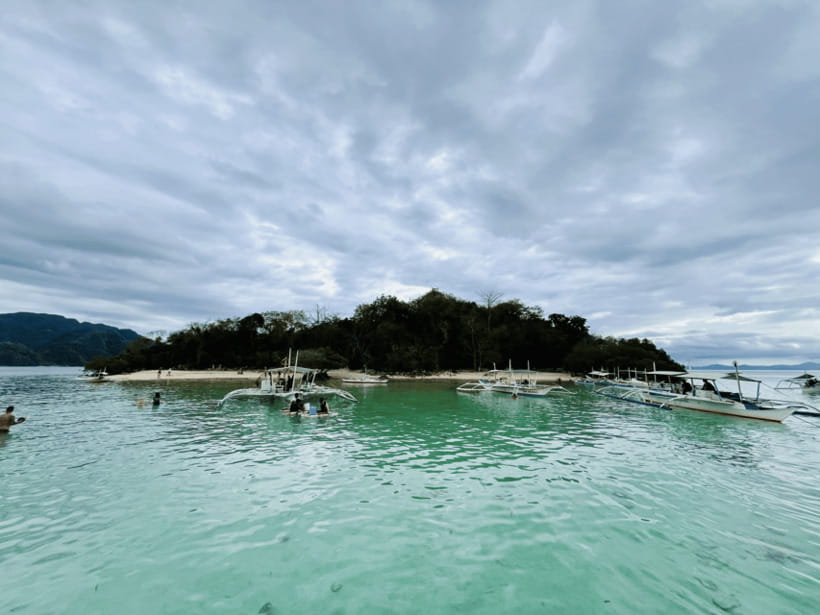 Coron: Private Boat Hire with Guided Tour and Lunch on Beach - Beaches, coral gardens, and time in the water