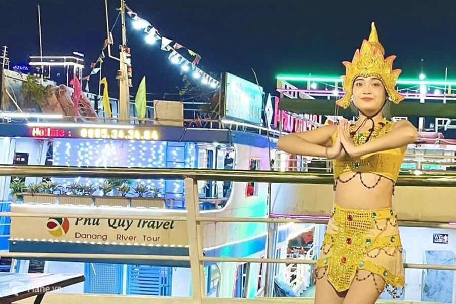 Da Nang: Han River Local Cruise by Night - Choosing between the basic ride and dinner