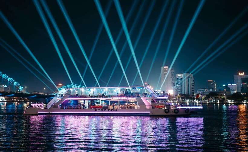 Da Nang: Poseidon Cruise with Dinner and Dragon Bridge Show - A compact show with traditional and modern acts