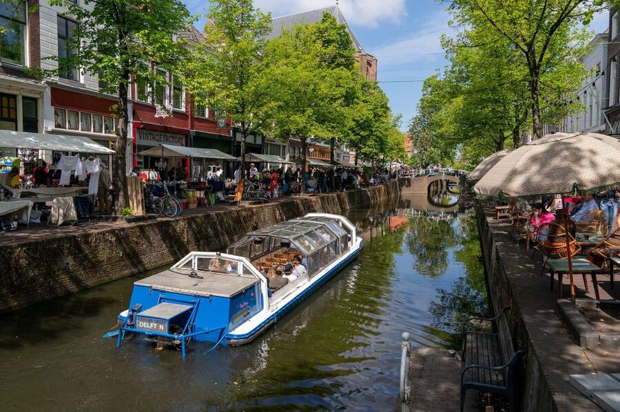 Delft: Canal Cruise with Guided Commentary - Delft Blue and the city of Vermeer