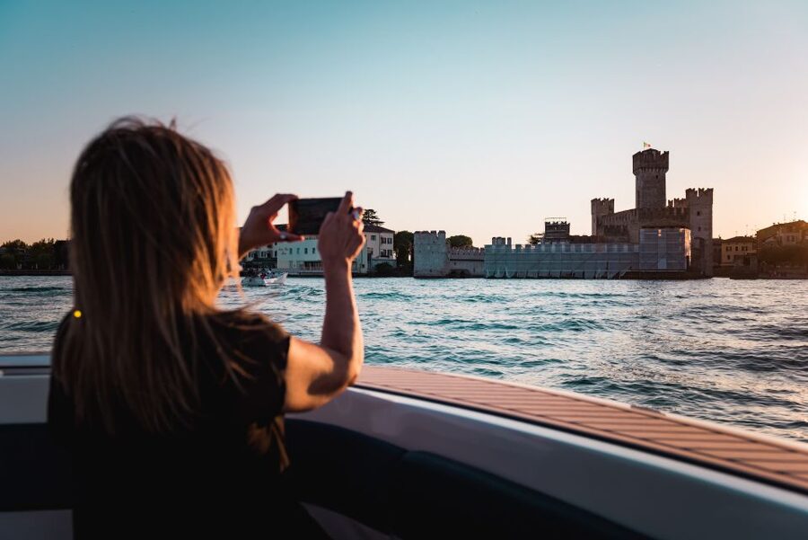 Desenzano del Garda: Sunset Boat Trip at Sunset with Drink - Prosecco, music, and the social side
