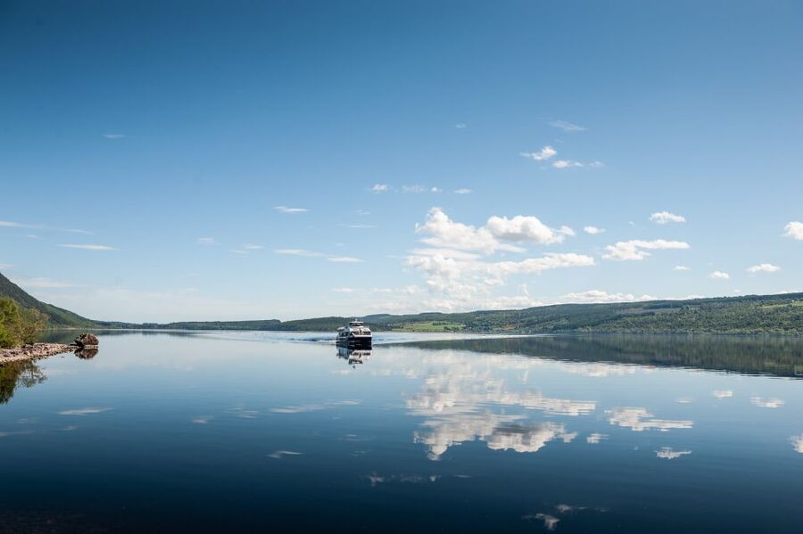 Dochgarroch: Loch Ness and Caledonian Canal 2-Hour Cruise - Commentary that adds character