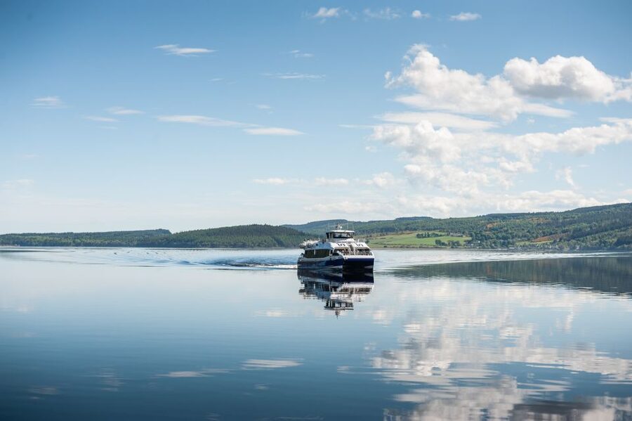 Dochgarroch: Loch Ness and Caledonian Canal 2-Hour Cruise - Comfort, food, and seating on the boat