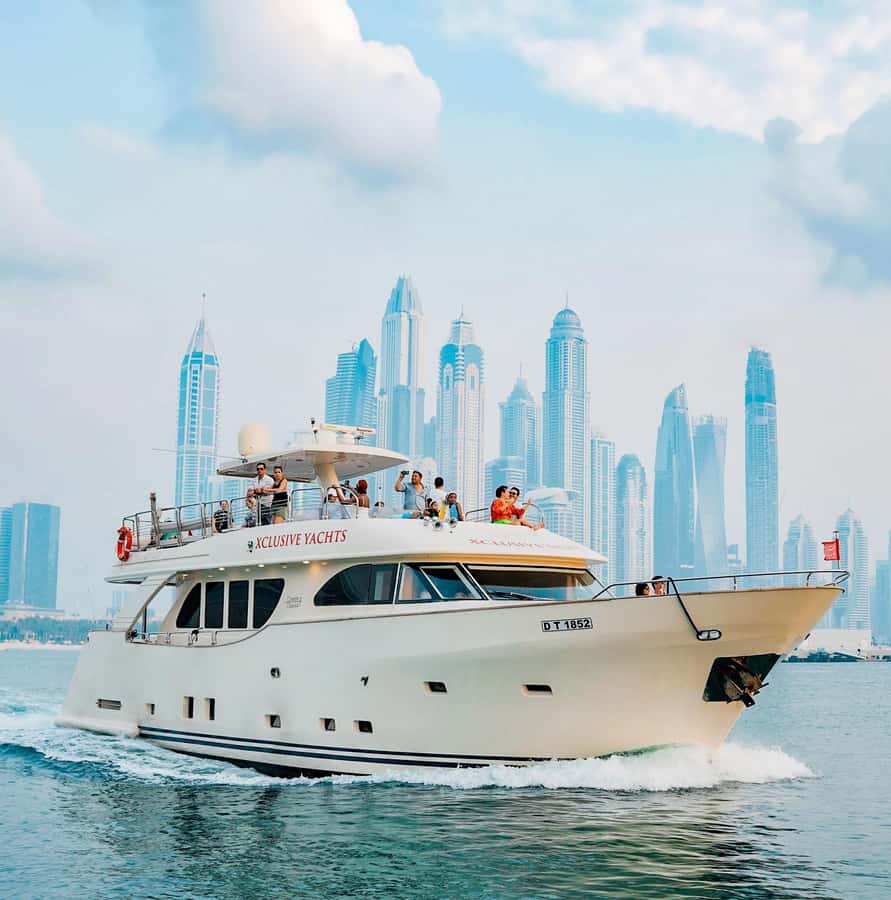 Dubai: Instagrammable Yacht Tour with Drinks & Ain/JBR Views - Choosing the Upper or Lower Deck