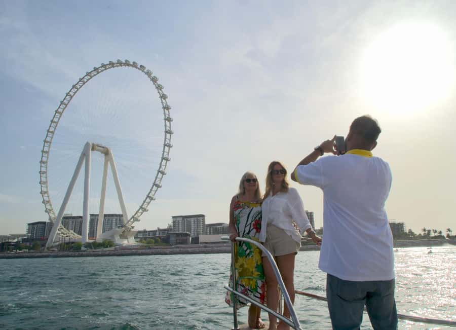 Dubai: Luxury Sunset Yacht Tour with Snacks and Drinks - Why Dubai Looks Better From a Yacht