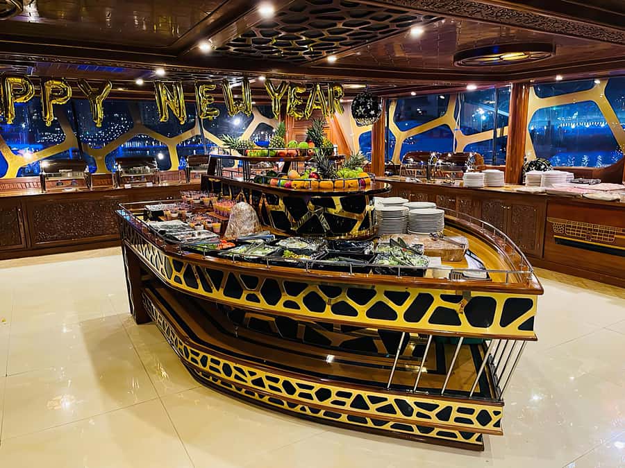 Dubai Marina: Dinner Cruise in a Traditional Boat - Live entertainment with a party atmosphere