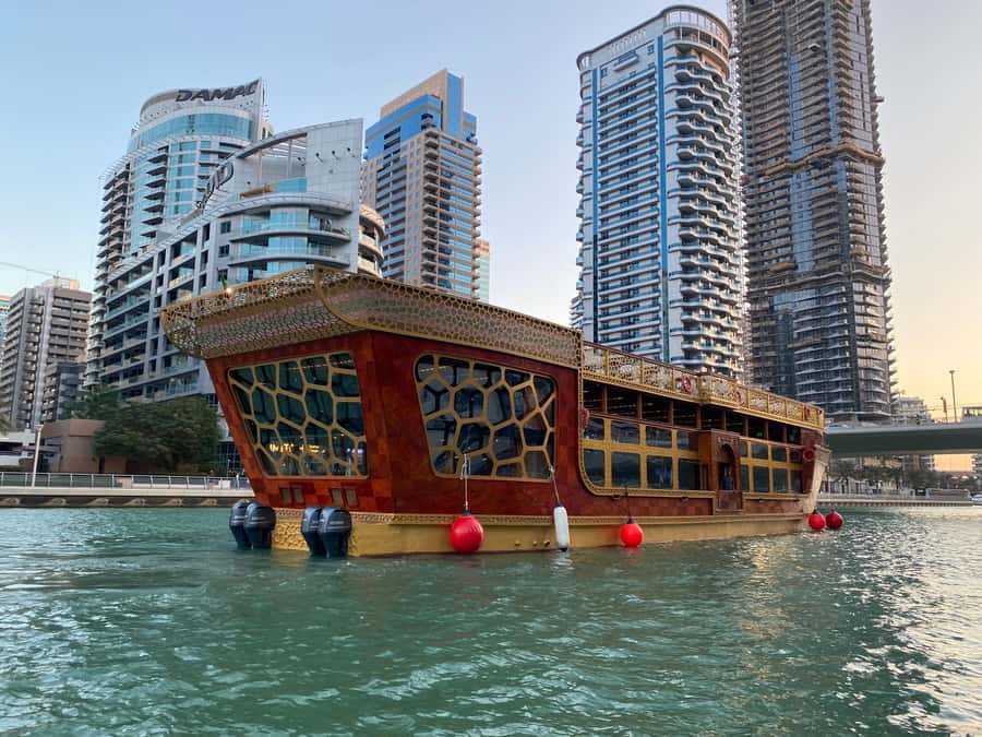 Dubai Marina: Dinner Cruise in a Traditional Boat - The first half hour: dinner, drinks, and finding your rhythm