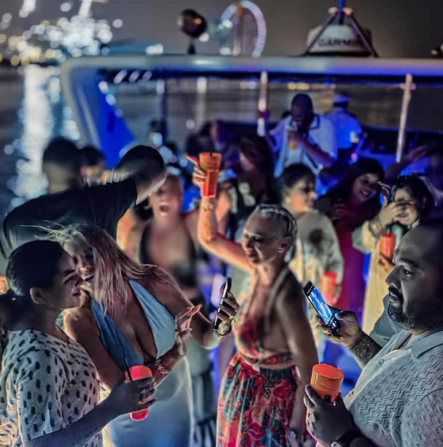 Dubai: Marina Yacht Party with BBQ, Unlimited Drinks and DJ - Red-carpet boarding and yacht selection