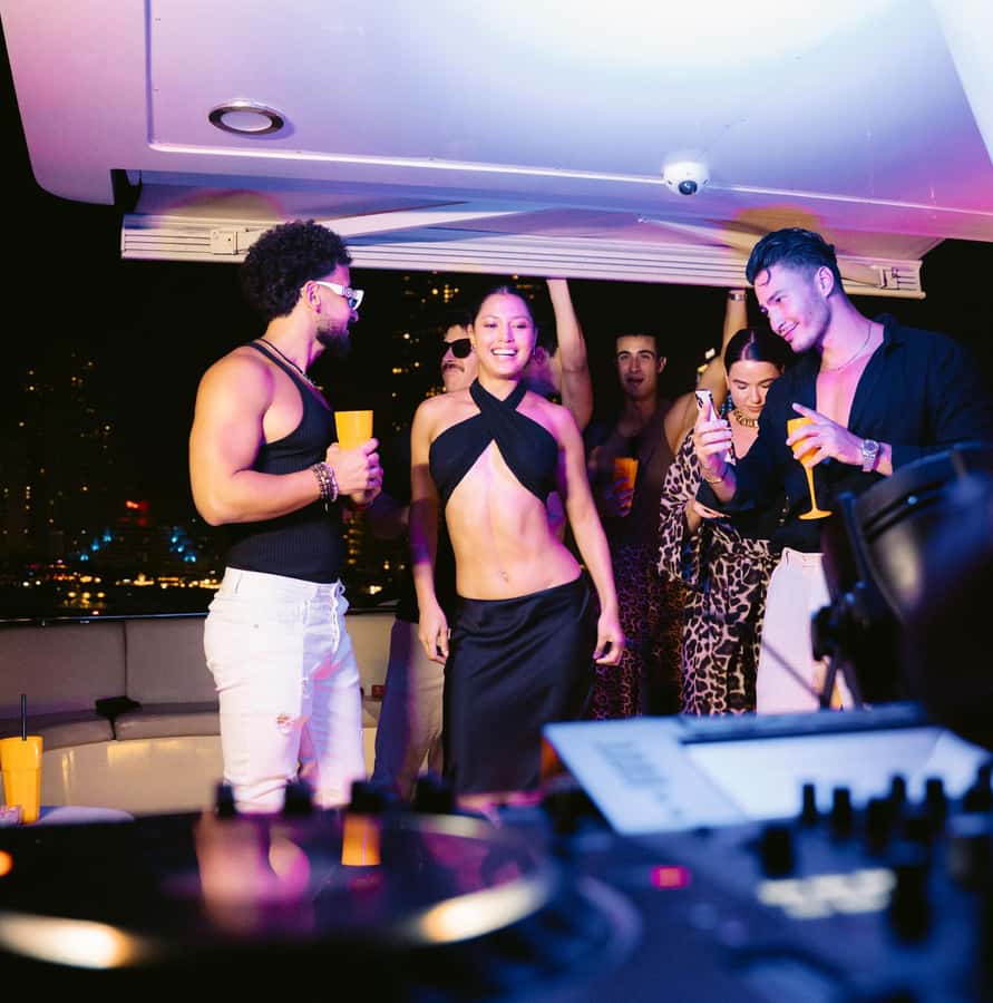 Dubai: Marina Yacht Party with BBQ, Unlimited Drinks and DJ - Unlimited beverages and attentive service