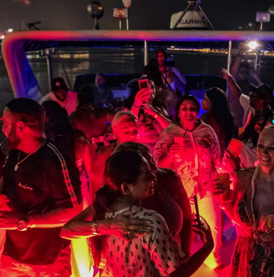 Dubai: Marina Yacht Party with BBQ, Unlimited Drinks and DJ - What the four hours really mean