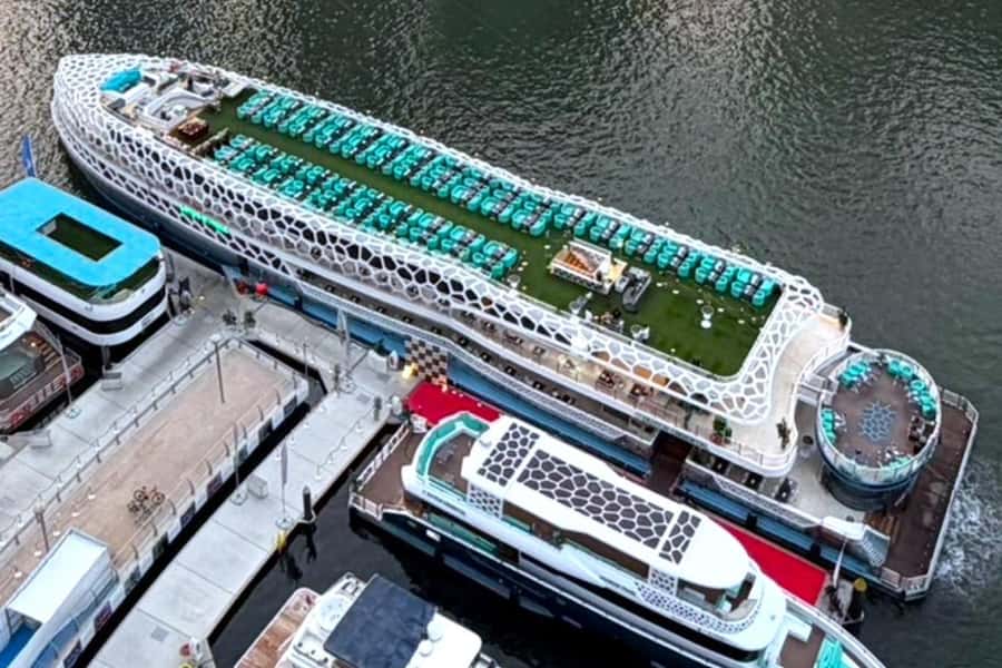Dubai: Mega Yacht Dinner Cruise with Buffet - Buffet dinner with room for different tastes