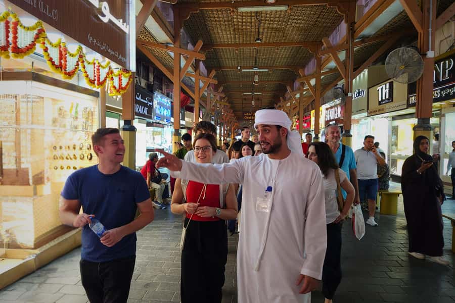 Dubai: Premium Old Town, Street Food, Souks & Boat Ride Tour - Al Souq Al Kabeer and the old commercial quarter