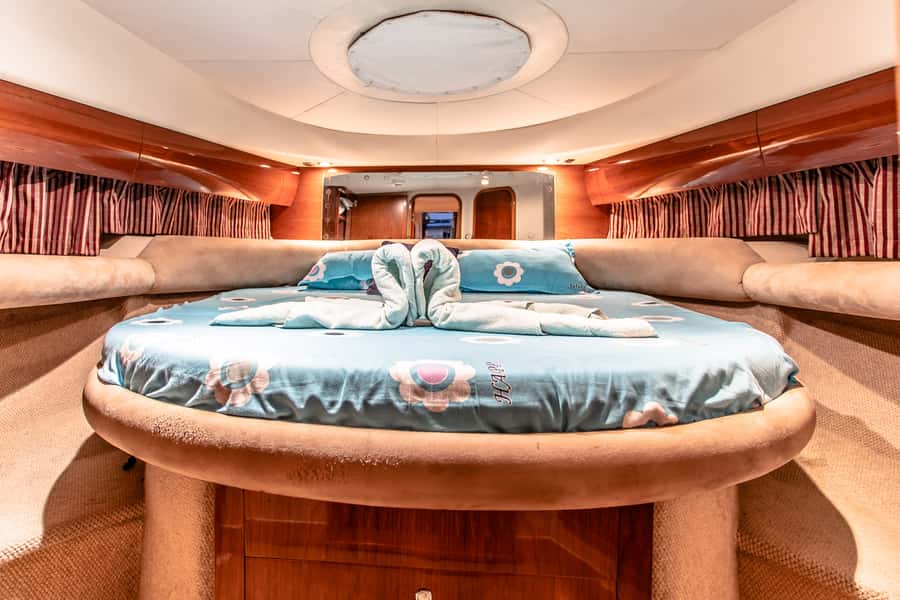 Dubai: Private Luxury Everest Yacht Cruise from Dubai Marina - The crew makes the difference